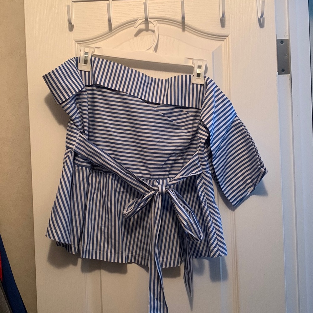 Brand new top! Beautiful. Off the shoulder